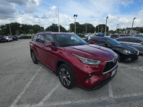 Used 2021 Toyota Highlander XLE FWD image 1