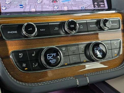 Used 2022 Bentley Bentayga AWD/4WD image 34