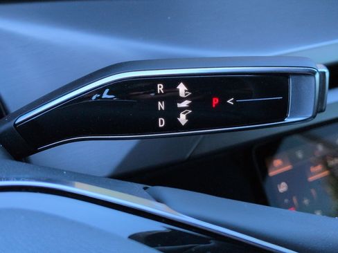 Used 2026 Cadillac Vistiq Sport image 25