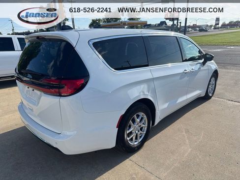 Used 2025 Chrysler Pacifica Select FWD image 7