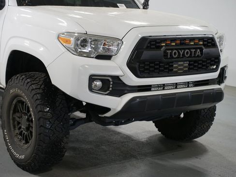 Used 2021 Toyota Tacoma SR w/ SR Convenience Package image 4