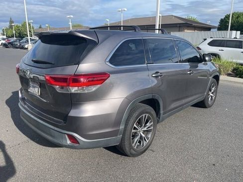Used 2019 Toyota Highlander LE w/ Carpet Mat Package (TMS) FWD image 5