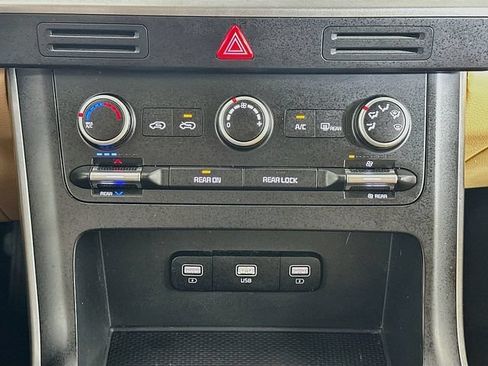 Used 2023 Kia Carnival LX FWD image 16
