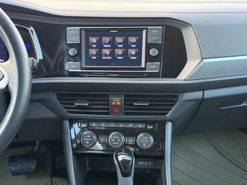 Used 2024 Volkswagen Jetta SE image 29