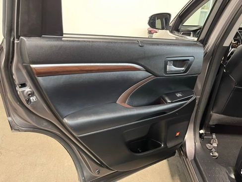 Used 2015 Toyota Highlander Limited image 19