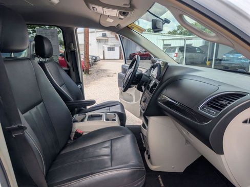 Used 2014 Chrysler Town & Country Touring FWD image 15