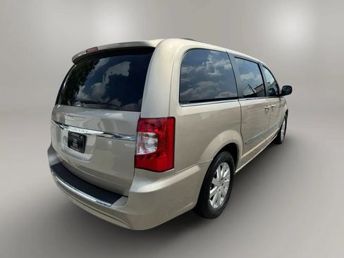 Used 2013 Chrysler Town & Country Touring FWD image 8