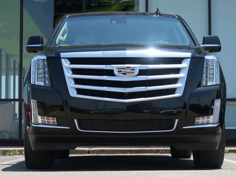Used 2018 Cadillac Escalade Luxury image 3
