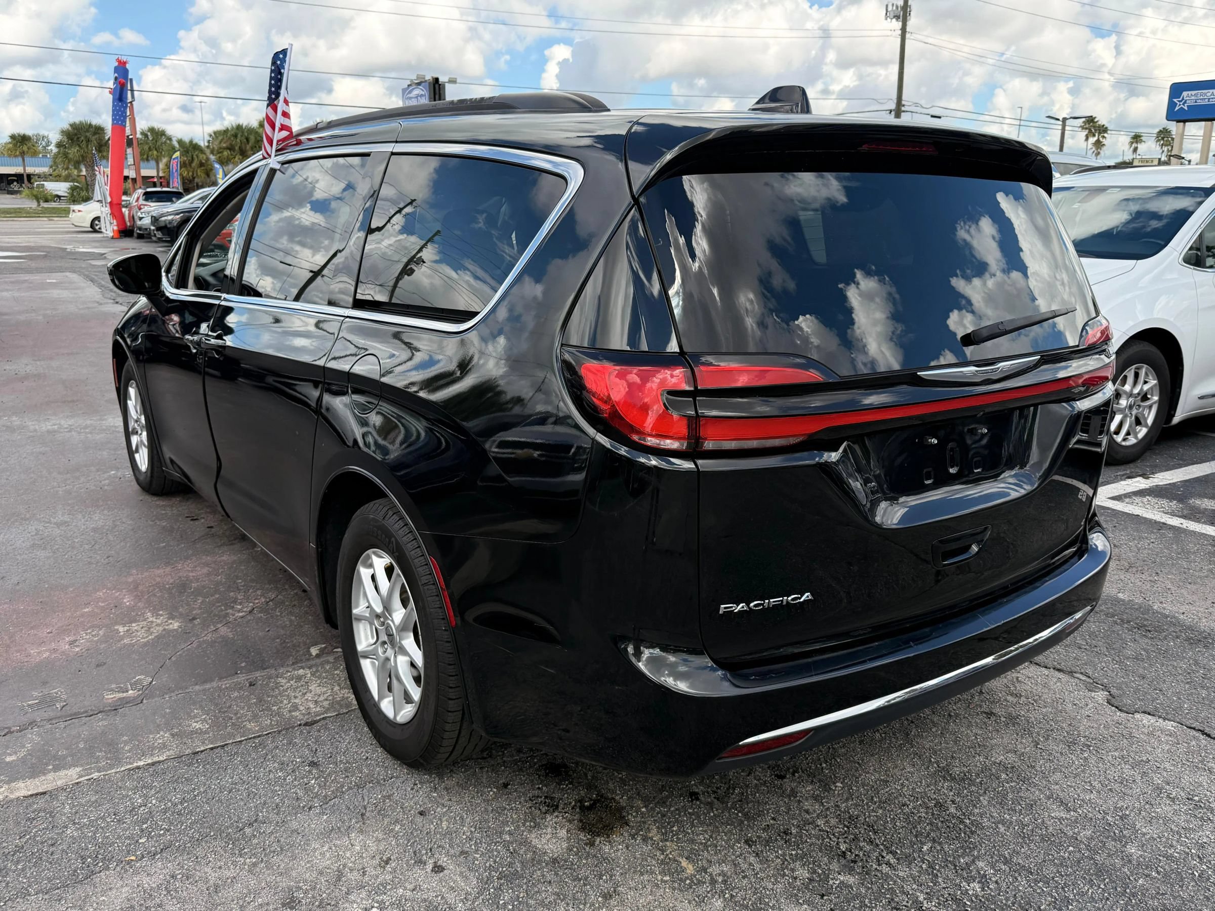 Used 2022 Chrysler Pacifica Touring-L FWD image 4
