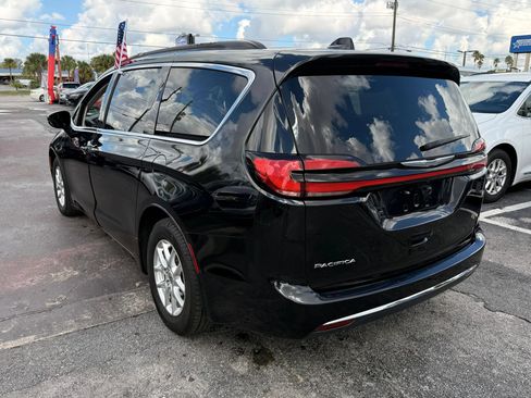 Used 2022 Chrysler Pacifica Touring-L FWD image 4