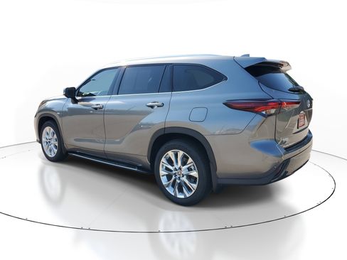 Used 2026 Toyota Highlander Limited AWD/4WD image 4