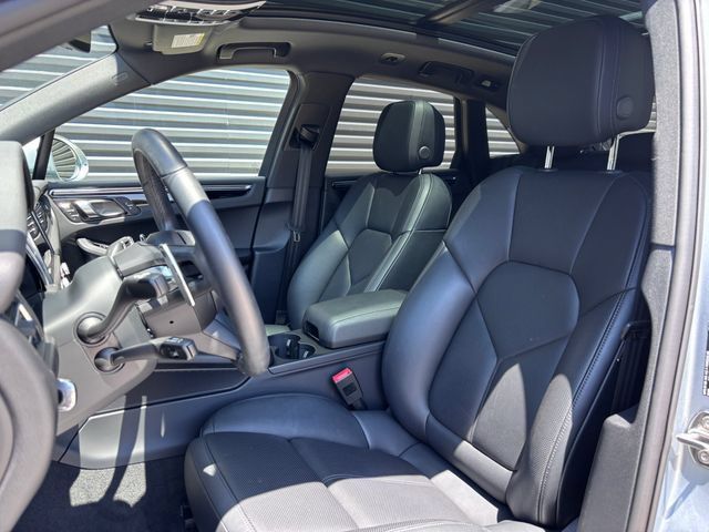 Certified 2026 Porsche Macan AWD/4WD image 5