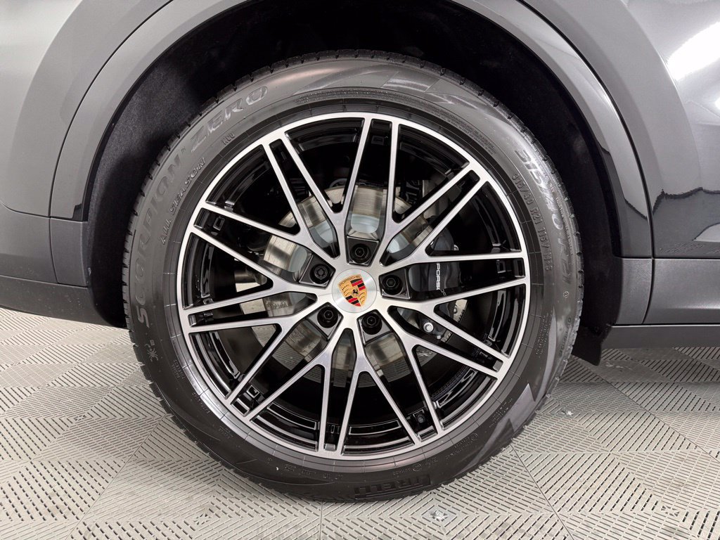 Certified 2026 Porsche Cayenne AWD/4WD image 13