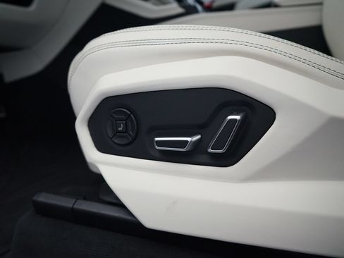 Used 2025 Lamborghini Urus SE AWD/4WD image 24