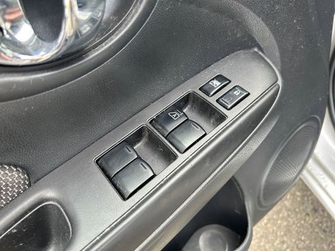 Used 2016 Nissan Versa SV FWD image 18