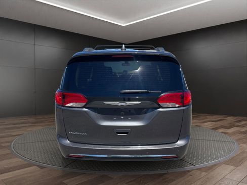 Used 2018 Chrysler Pacifica Touring-L FWD image 7