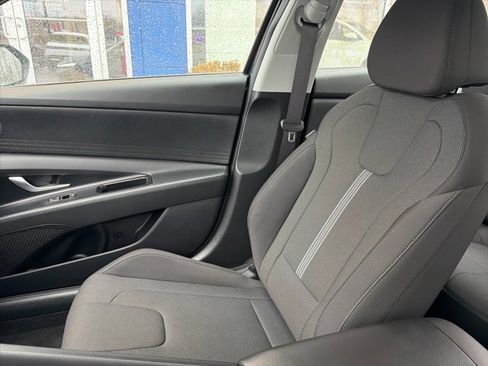 Used 2025 Hyundai Elantra SE image 28