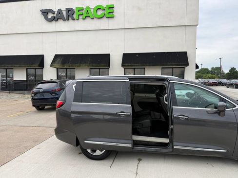 Used 2017 Chrysler Pacifica Touring-L Plus FWD image 23