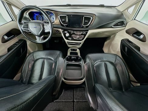 Used 2018 Chrysler Pacifica Touring-L FWD image 10
