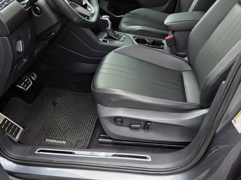 Certified 2023 Volkswagen Tiguan SE R-Line FWD image 22