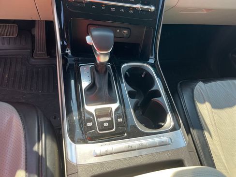 Used 2024 Kia Carnival EX FWD image 18