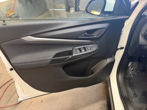 Used 2022 Chevrolet Bolt EUV LT w/ Comfort Package FWD image 13