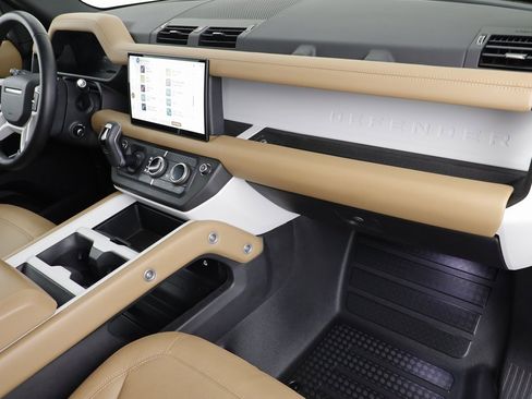 Used 2025 Land Rover Defender 130 S image 22