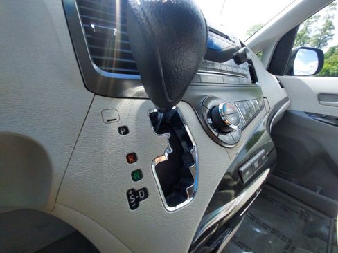 Used 2014 Toyota Sienna LE FWD image 14