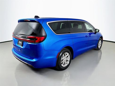 New 2026 Chrysler Pacifica Select image 13