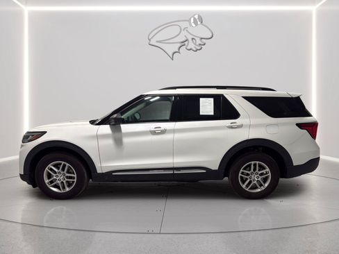 Used 2025 Ford Explorer Active AWD/4WD image 2