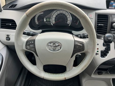 Used 2013 Toyota Sienna SE image 21