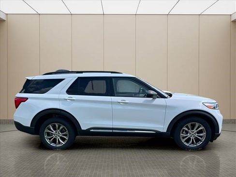 Used 2020 Ford Explorer XLT w/ Equipment Group 202A AWD/4WD image 13