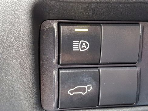 Used 2020 Toyota Highlander XLE image 28