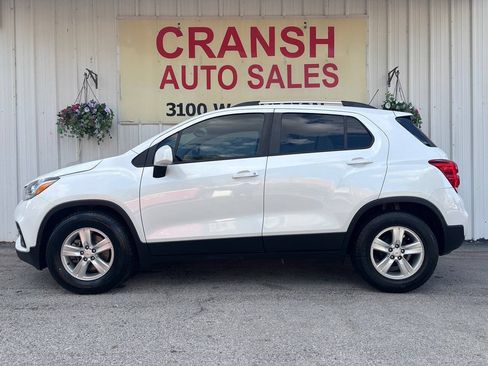 Used 2021 Chevrolet Trax LT FWD image 2
