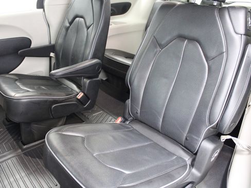 Used 2020 Chrysler Pacifica Limited FWD image 18