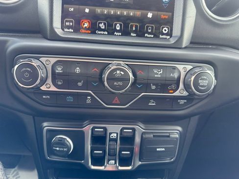 Used 2021 Jeep Wrangler Unlimited Sahara w/ Cold Weather Group AWD/4WD image 24