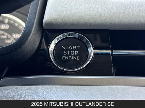 Used 2025 Mitsubishi Outlander SE FWD image 26