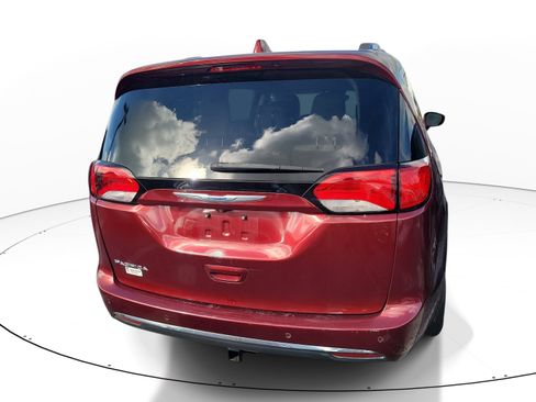 Used 2018 Chrysler Pacifica Touring-L Plus w/ Tire & Wheel Group FWD image 6