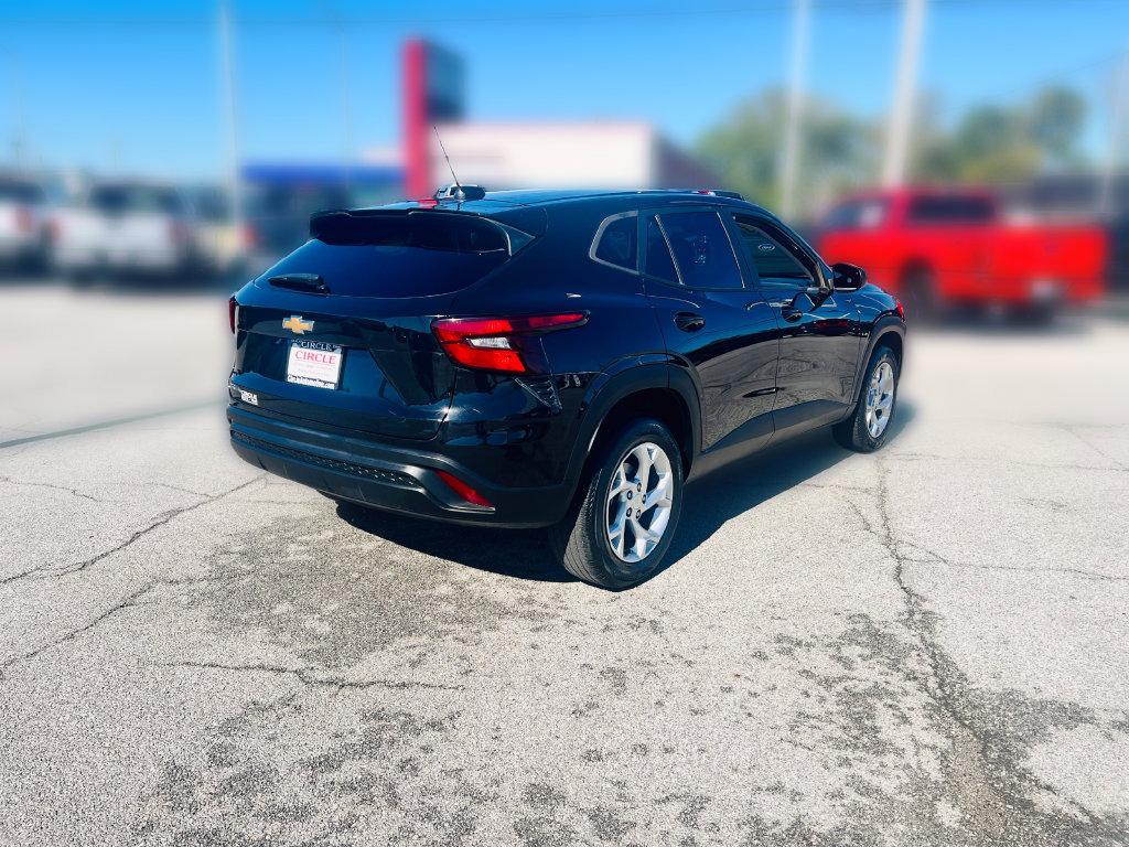 Used 2024 Chevrolet Trax LS w/ LS Convenience Package FWD image 8