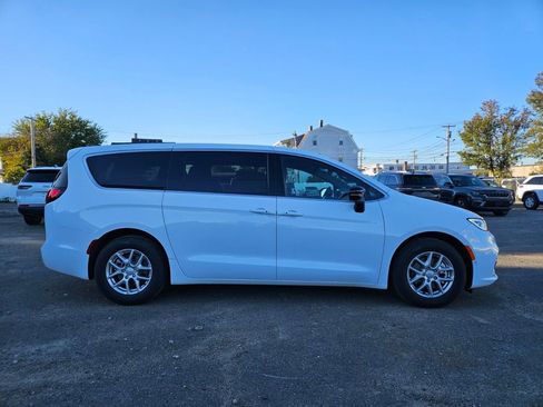 New 2026 Chrysler Pacifica Select image 6