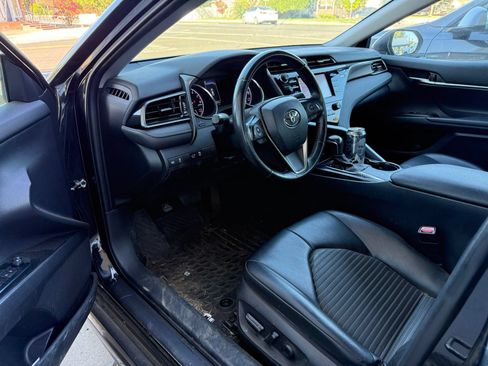 Used 2020 Toyota Camry SE w/ Convenience Package FWD image 5