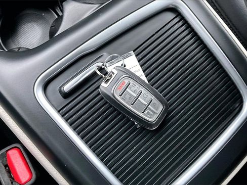 Used 2023 Chrysler Pacifica Touring-L image 11