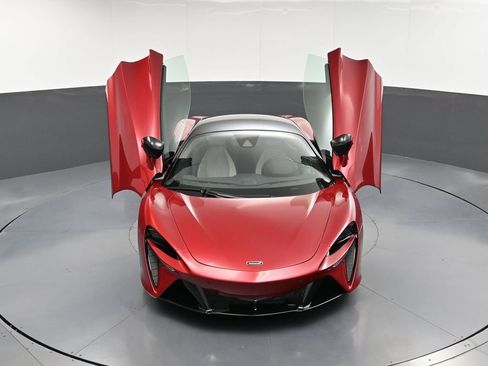 Used 2024 McLaren Artura RWD image 27