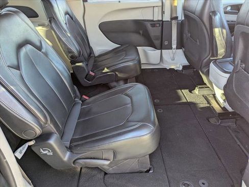 Used 2020 Chrysler Voyager Lxi image 19