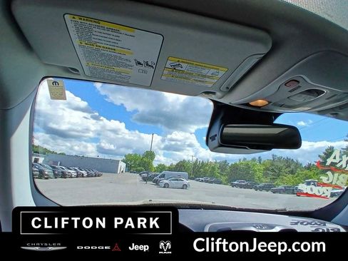 Used 2022 Jeep Renegade Latitude w/ Sun/Sound Group AWD/4WD image 26