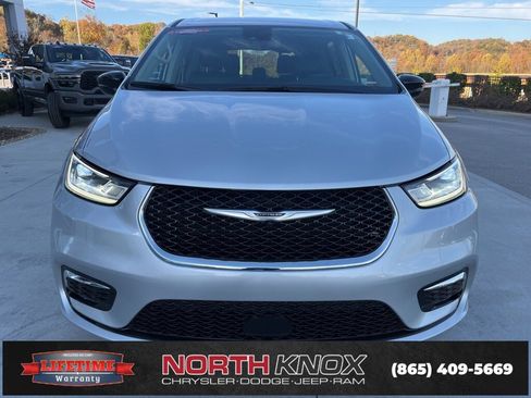 Used 2024 Chrysler Pacifica Touring-L image 33