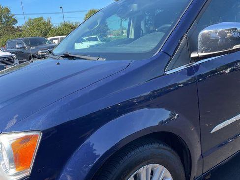 Used 2015 Chrysler Town & Country Limited image 2