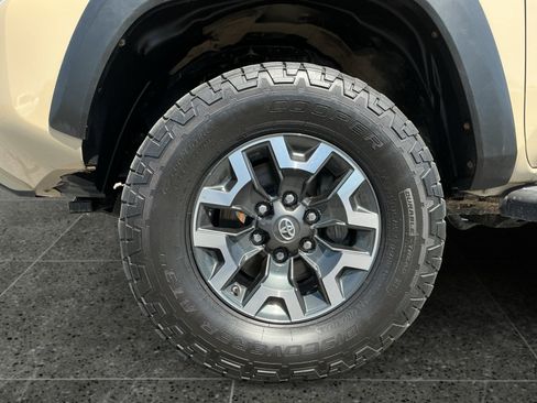Certified 2019 Toyota Tacoma TRD Off-Road w/ Technology Package AWD/4WD image 14