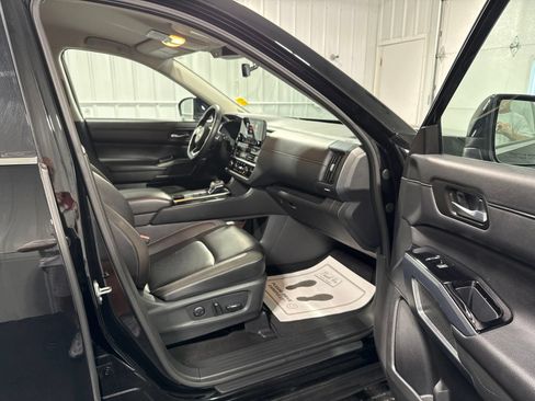 Used 2025 Nissan Pathfinder SL AWD/4WD image 10