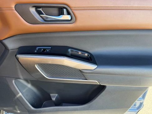 Used 2022 Nissan Pathfinder Platinum w/ Cargo Package image 11